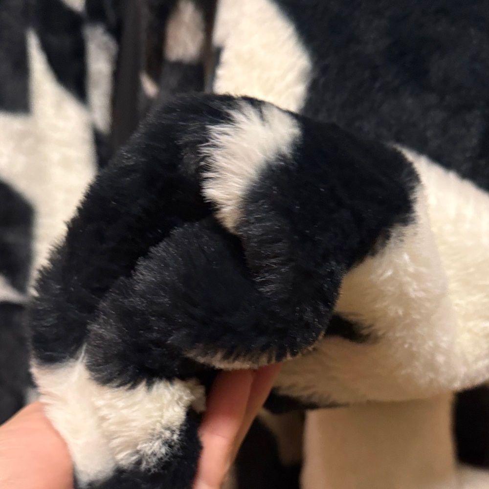 Chic Black and White Teddy Jacket - Picture 5 of 6